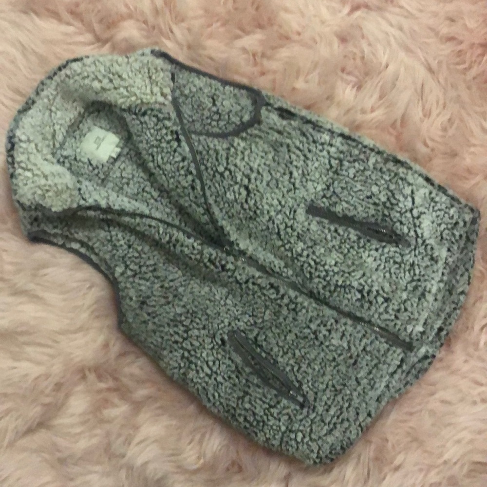 Cozy, thick, warm SHERPA vest. - Picture 2 of 4